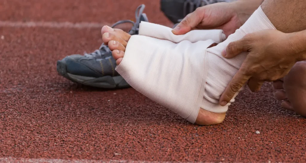 Faixa multiuso aplicada no tornozelo durante ajuste antes da corrida, com compressão controlada