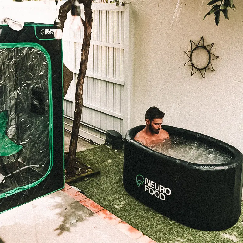 Banheira de gelo Neurofood para recuperação física, usada em ambiente externo como parte da rotina de treinos