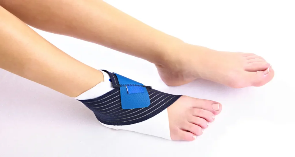 Tornozeleira esportiva com faixa de ajuste mostrando diferentes níveis de suporte e encaixe no tornozelo