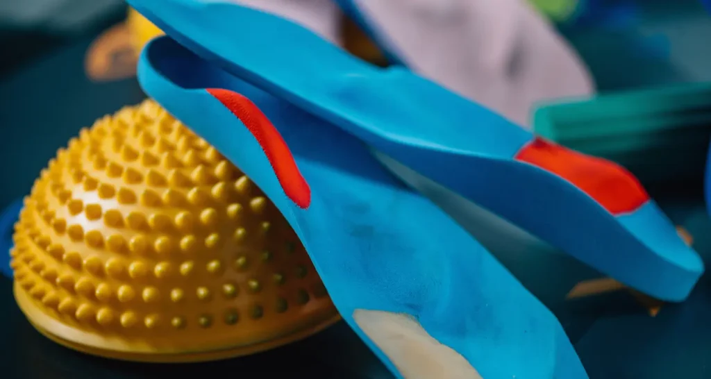 Palmilha flexível sendo manuseada para demonstrar adaptação ao calçado e uso correto no dia a dia