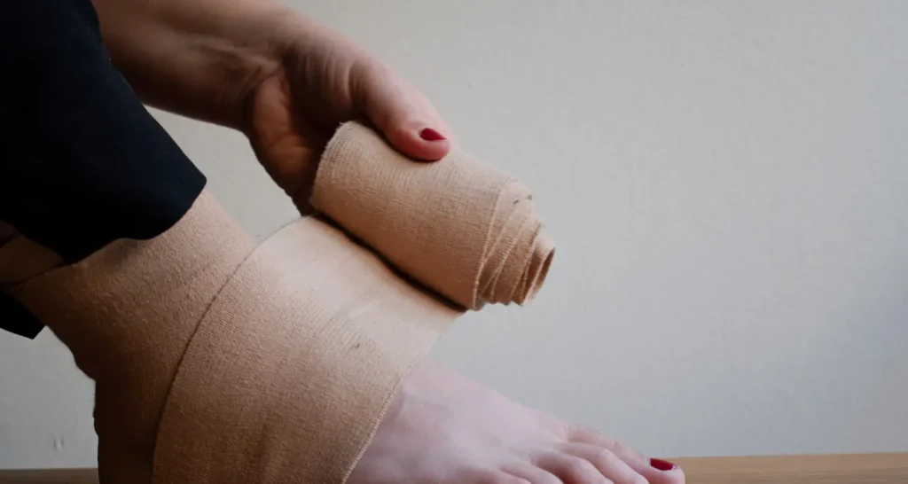 Faixa multiuso aplicada manualmente no tornozelo com compressão ajustável para suporte funcional