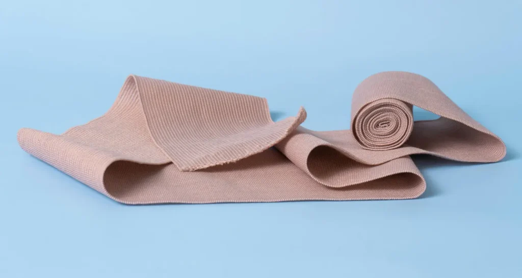 Faixa multiuso elástica apresentada sem aplicação, destacando versatilidade e ajuste manual do suporte