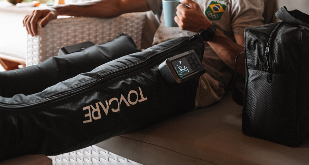 Uso da bota de compressão da Tovcare na rotina prática de recuperação muscular após dias de treino intenso.