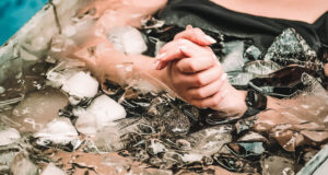 Pessoa realizando banho de gelo em banheira portátil, prática de recuperação física associada aos produtos da Neurofood Shop