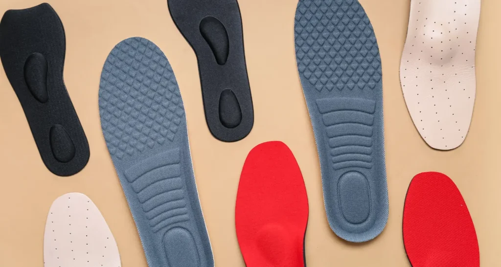 Palmilhas com diferentes formatos e níveis de suporte usadas para conforto e absorção de impacto no dia a dia