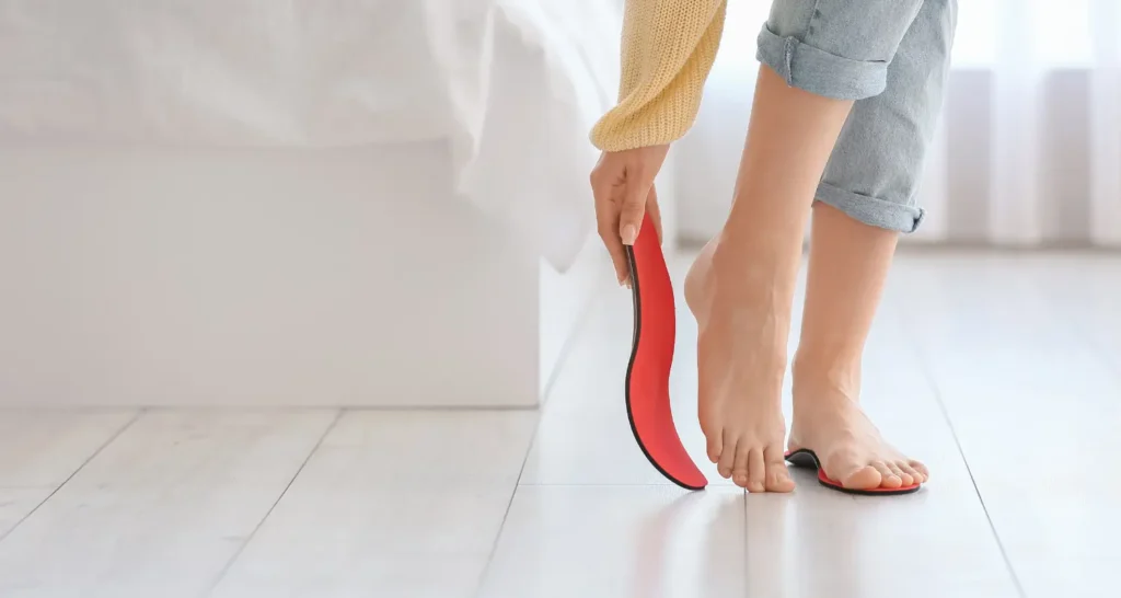 Palmilha com formato anatômico sendo comparada ao pé para ilustrar diferentes tipos de suporte e encaixe