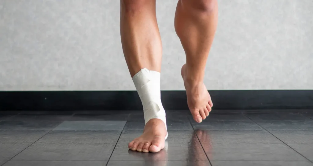 Pessoa caminhando com tornozelo enfaixado, ilustrando a busca por mais estabilidade e suporte durante a corrida
