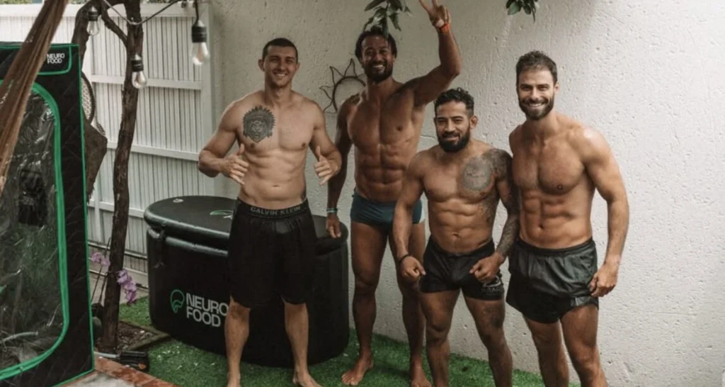 Grupo de atletas ao lado de banheira de gelo da Neurofood durante rotina de recuperação pós-treino