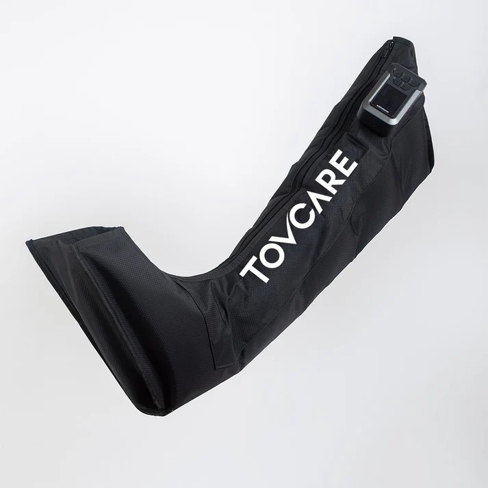 Bota de compressão pneumática da Tovcare, utilizada para recuperação muscular e alívio da fadiga nas pernas após treinos intensos.